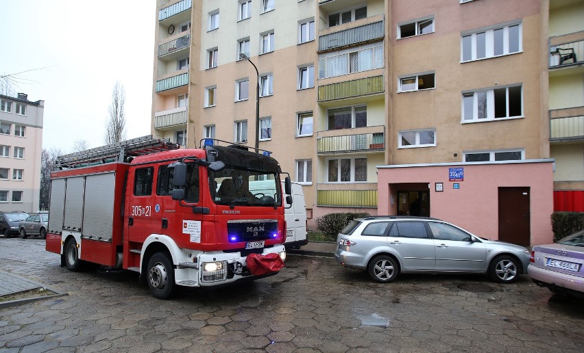 Tragiczny pożar na Tatrzańskiej. Jedna osoba nie żyje [zdjęcia]