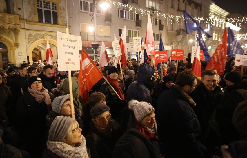 Kolejny protest przed siedzibą PiS w Łodzi [zdjęcia]