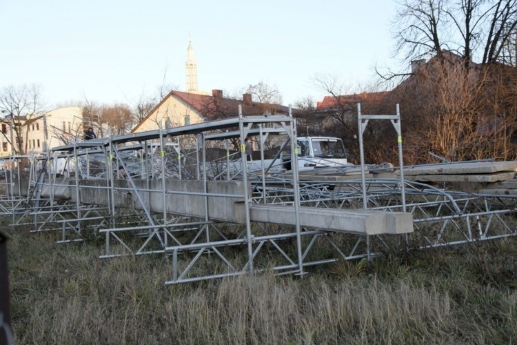 Konstrukcja stała na rogu ulic Bohaterów Monte Cassino i św....