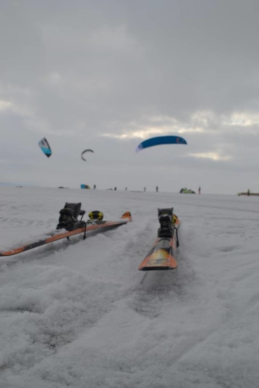 Snowkiting, sport dla miłośników mocnych wrażeń [ZDJĘCIA]