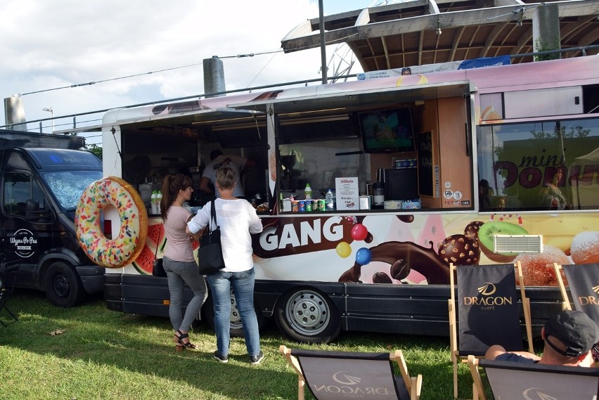 Nad Miedwiem trwa pierwszy GastroWeek, festiwal jedzenia. Na promenadę w Morzyczynie zjechały food trucki