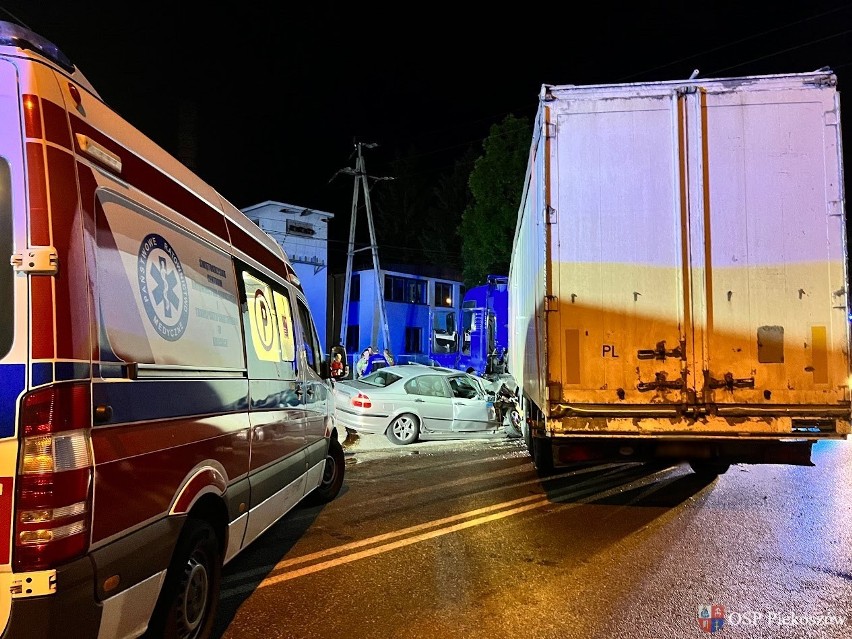 Groźne zderzenie BMW z ciężarówką w Górkach Szczukowskich. Ranne dwie osoby