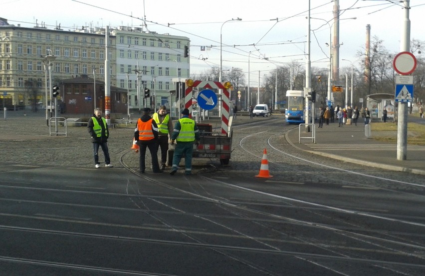 Wrocław: Tramwaj linii 7 wykoleił się na ul. Trzebnickiej (ZDJĘCIA)