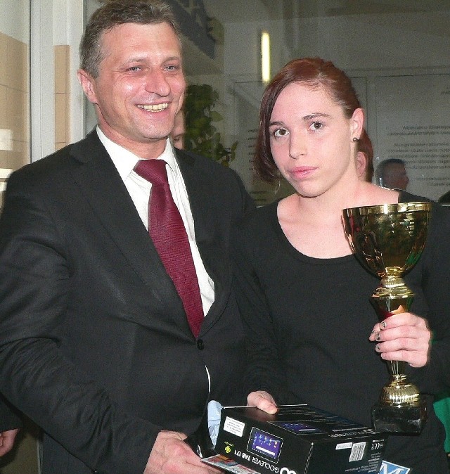 Karolinie Długołęckiej, która przepłynęła najdłuższy dystans w rekordowym maratonie, pogratulował Waldemar Trzaska, burmistrz Kazimierzy Wielkiej.