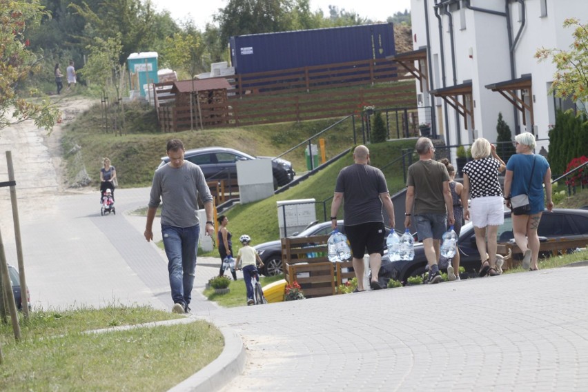 Dostawa wody na Osiedlu Harmony w Dębogórzu, lipiec 2018