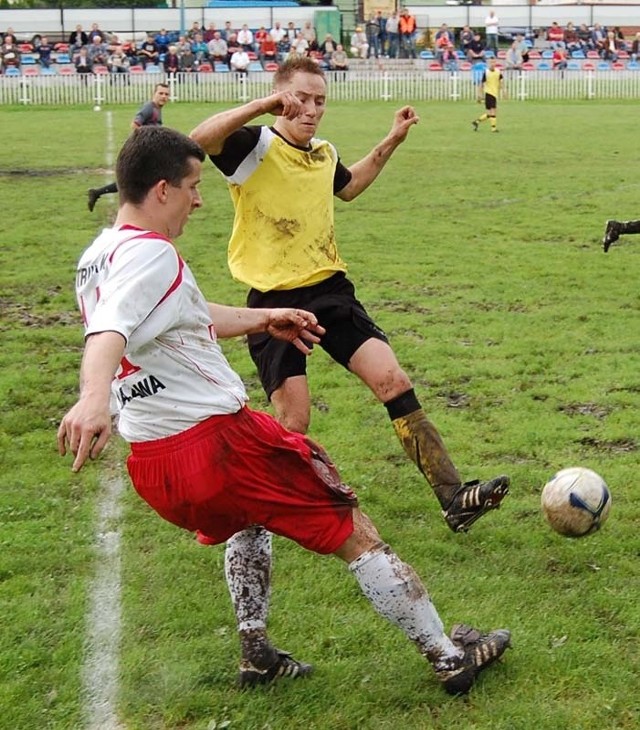 Mecz w Malawie (2 czerwca 2010), był dla Krzysztofa Orzecha (żółta koszulka, próbuje zablokować podanie rywala) jednym z ostatnich pojedynków ligowych w 2010 roku.