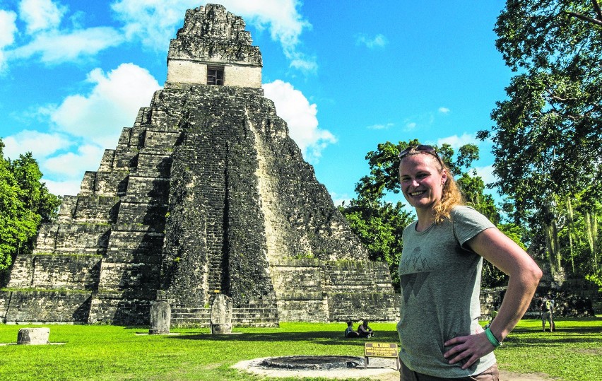 Powyżej główny plac ruin Tikal z jedną z piramid Majów w...