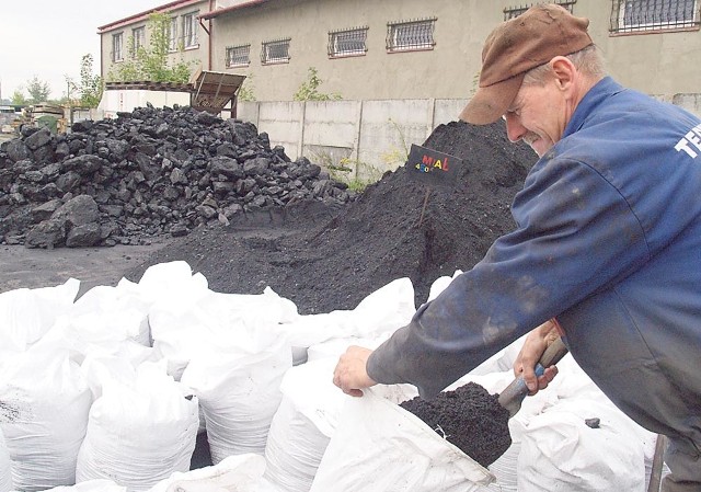 Józef Strzelczyk, pracownik składu opałowego Trasped w Koszalinie, przyznaje, że wyjątkową popularnością cieszy się ostatnio węgiel sprzedawany na worki. 