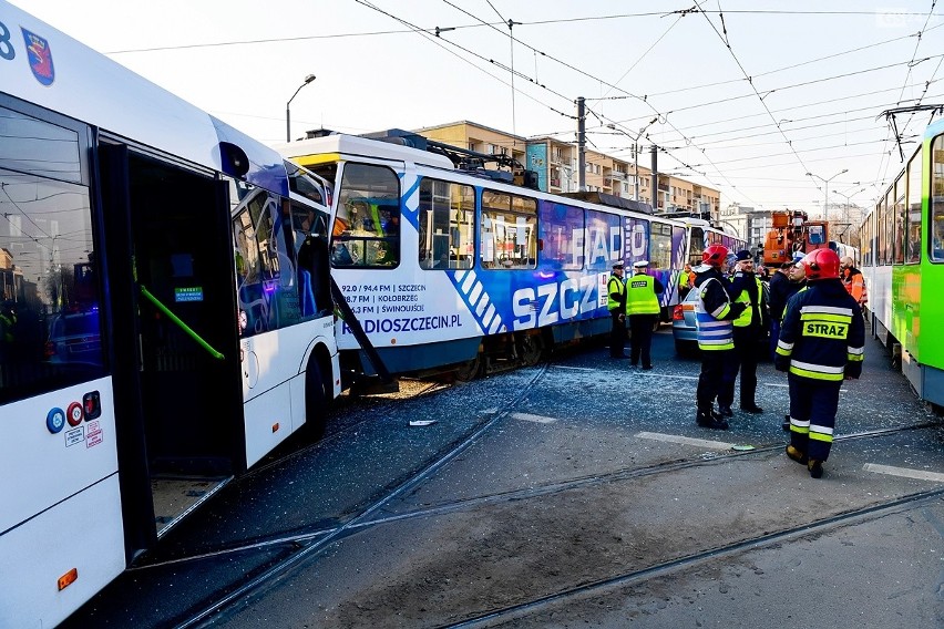 Wypadek na Bramie Portowej w Szczecinie: zderzenie tramwaju...