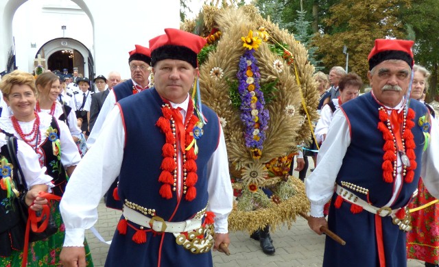 Gospodarz powiatowych dożynek - gmina Tuczępy przygotowuje na niedzielną imprezę piękne wieńce żniwne.
