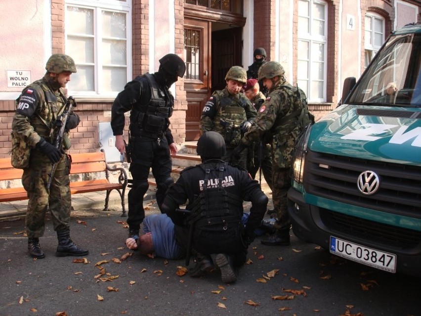 Napad na jednostkę wojskową w Bielsku-Białej: Policjanci w akcji [ZDJĘCIA]