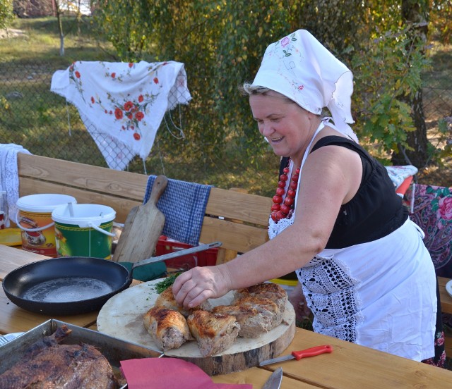 Mirosława Wilk serwowała swoje specjały podczas winobrania w winnicy „Bona Terra” w Krzyżówkach w gm. Lipno