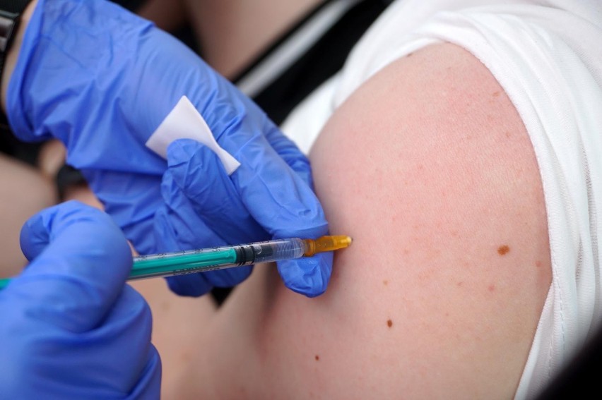 Miliony osób przyjęły już szczepionkę przeciw COVID-19 w...
