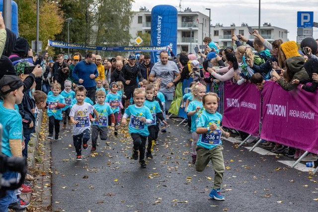 Mini Mini Kraków Run 2022 pod Tauron Areną Kraków zgromadził kilkaset dzieci i ich rodziców