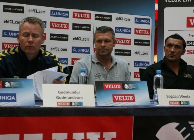 Fragment piątkowej konferencji z udziałem trenerów, od lewej: Gudmundura Gudmundssona (Rhein-Neckar Loewen),  Bogdana Wenty (Vive Targi Kielce) i Patricka Cazala (Dunkierka).