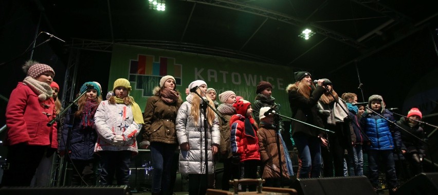 DZieci śpiewają kolędy 2015: koncert na Rynku w Katowicach