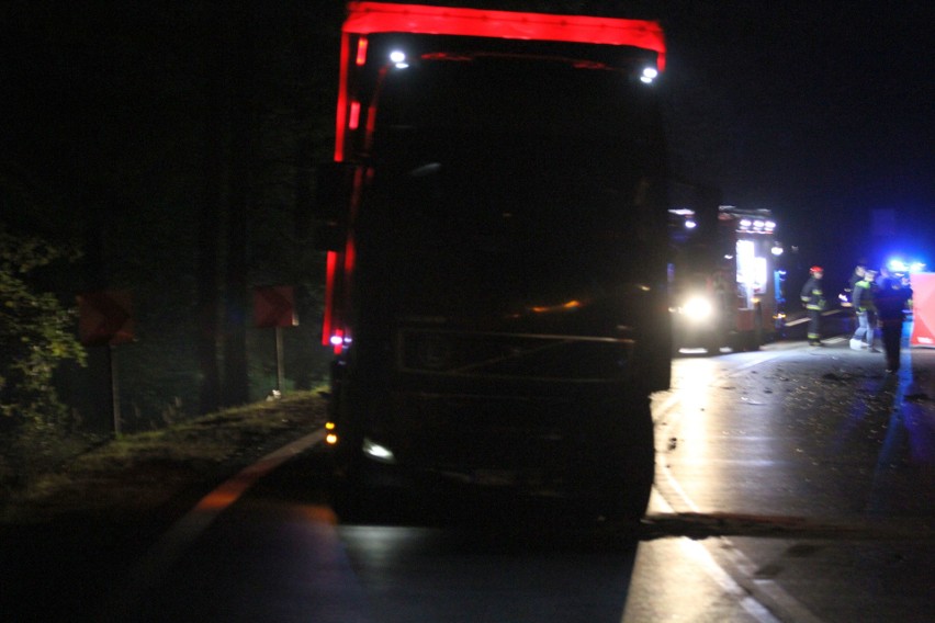 Tragedia na drodze wojewódzkiej numer 871 w Jamnicy. Dwie osoby nie żyją a jedna jest ranna