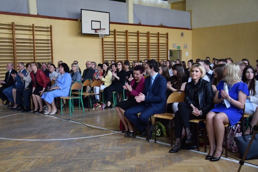 Uroczyste zakończenie roku szkolnego trzecioklasistów w Liceum Ogólnokształcącym w Małogoszczu