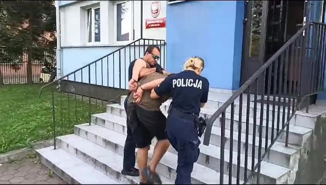 Policjanci doprowadzili obcokrajowca do miejsca dla zatrzymanych