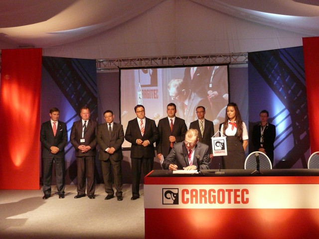 Samorządowcy z regionu oraz przedstawiciele firmy Cargotec podpisali akt erekcyjny, który wmurowano potem na placu budowy nowego zakładu.