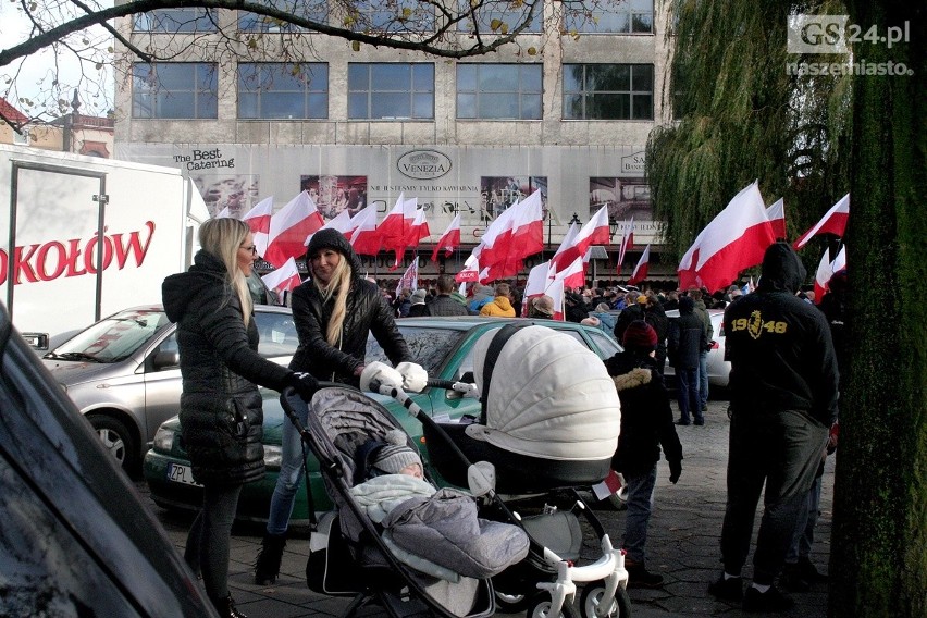 VII Szczeciński Marsz Niepodległości. Apel pamięci, odśpiewanie hymnu i przejście ulicami miasta