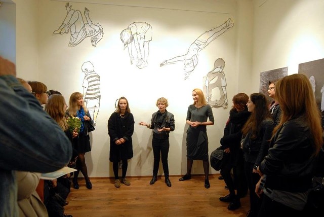 Anna Matuszewska (w środku) mówiła o swojej wystawie.