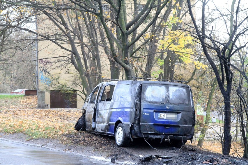 Na Mickiewicza spłonął mercedes. Duże utrudnienia w ruchu