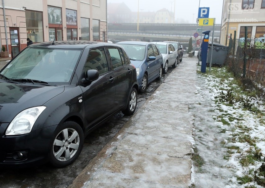 Ślizgawka na chodnikach Szczecina. Można złamać nogę