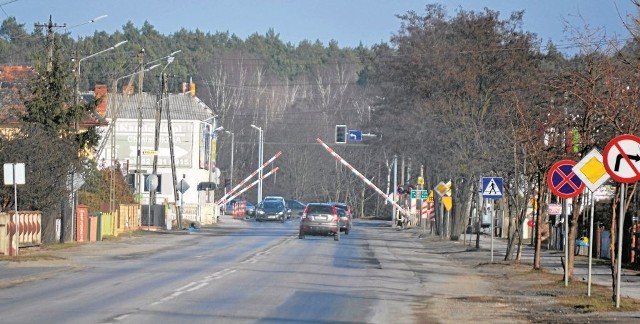 Ten przejazd kolejowy na drodze Brzoza - Łabiszyn jest zawalidrogą. Potrzebny jest wiadukt. Gdzie? Zdaniem zarządcy drogi obwodnicę trzeba poprowadzić na południe od Brzozy...