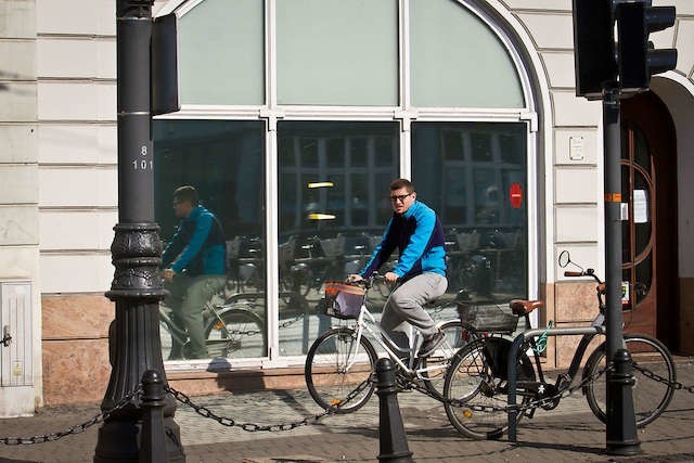 Na Focha i Jagiellońskiej rowerzyści bez skrępowania jeżdżą po chodnikach, mimo że tuż obok jest jezdnia...