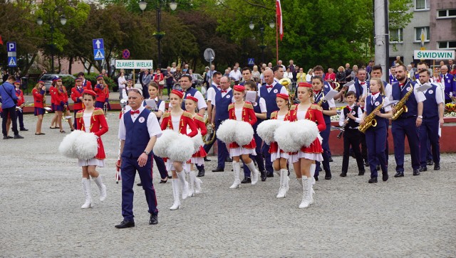 Na placu Wyszyńskiego w Sławnie punktualnie w południe rozpoczął się 51. Festiwal Orkiestr Dętych. Przed sławieńską publicznością zaprezentowało się 7 zespołów muzycznych. Sławieński festiwal otworzył marsz triumfalny ,,AIDA". Na placu Wyszyńskiego zaprezentowały się musztry paradne.  Po prezentacji zespoły przeszły do sławieńskiego amfiteatru, gdzie rozpoczął się koncert. W festiwalu udział bierze 7 orkiestr: Orkiestra Dęta im. Ziemi Sławieńskiej, Młodzieżowa Orkiestra Dęta OSP Postomino, Orkiestra Dęta OSP Iwanowice, Świdwińska Orkiestra Dęta, Orkiestra Dęta Chełmińskiego Domu Kultury, Orkiestra Dęta Gmin Zławieś Wielka oraz Redzka Orkiestra Dęta Miejskiego Domu Kultury. Na zakończenie dnia, o godz. 17:45 koncert zagra zespół Specyficzni.Zobacz także: Magazyn Kulturalny GK24