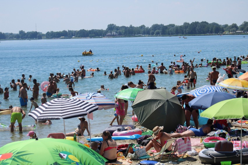 Piekielnie gorąco w Tarnobrzegu. W niedzielę nad Jeziorem Tarnobrzeskim oblężone plaże i skwery, w wodzie tłumy. Zobacz zdjęcia z 16 lipca