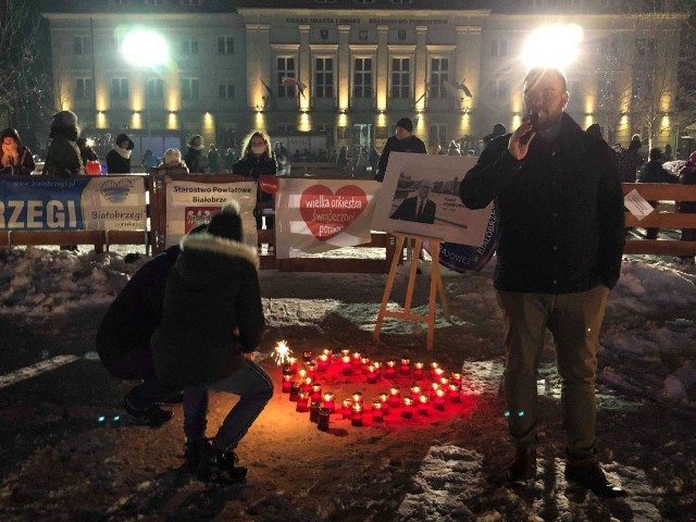 Podczas spotkania akcji „Murem za Owsiakiem” w Białobrzegach uczczono też pamięć zamordowanego Pawła Adamowicza.