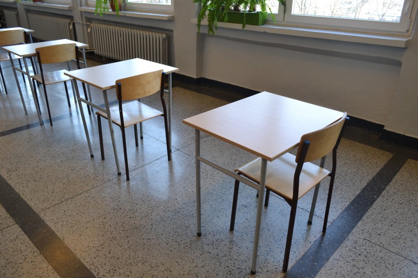 W szkołach od miesięcy znajduje się wiele pustych ławek. W...