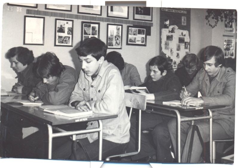 W latach 70. uczniowie grubnieńskiej szkoły siedzieli w...