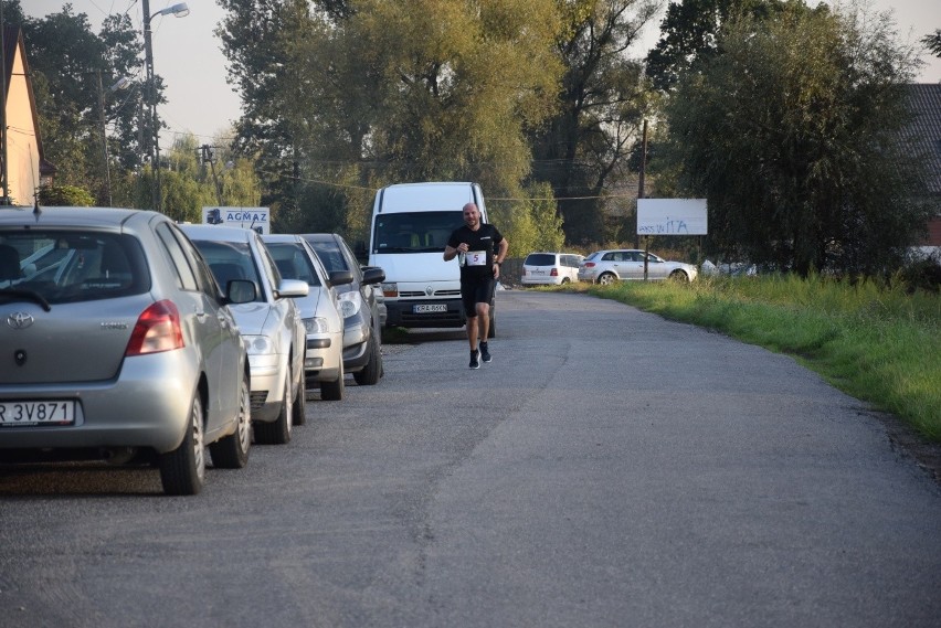 Biegli w pobiednickim półmaratonie, żeby pomóc zarobić na leczenie dla chorych osób [ZDJĘCIA]