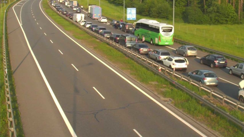 Wypadek na A4. Samochód osobowy uderzył w bariery. Dwie osoby ranne. Na miejscu lądował helikopter