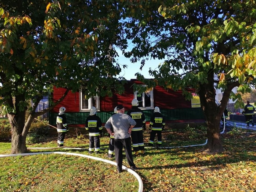 Pożar pod Lipskiem. Spłonął dom w Zemborzynie Drugim. Dwóch mężczyn zostało poparzonych. Żona jednego z nich też trafiła do szpitala