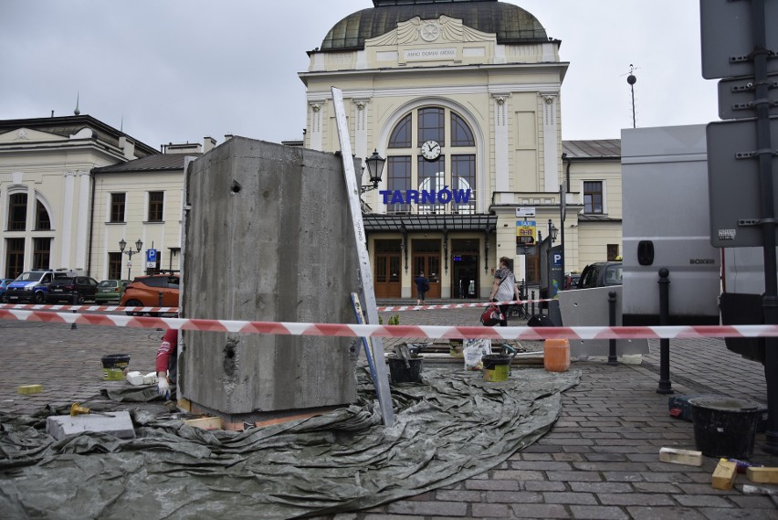 Przed dworcem jest już cokół, na którym stanie pomnik Lecha...