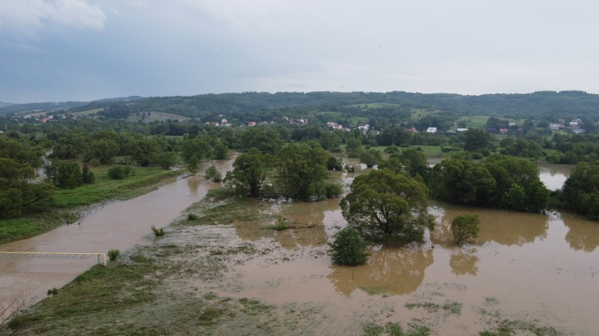 Wylała rzeka Stobnica w Domaradzu [ZDJĘCIA Z DRONA]