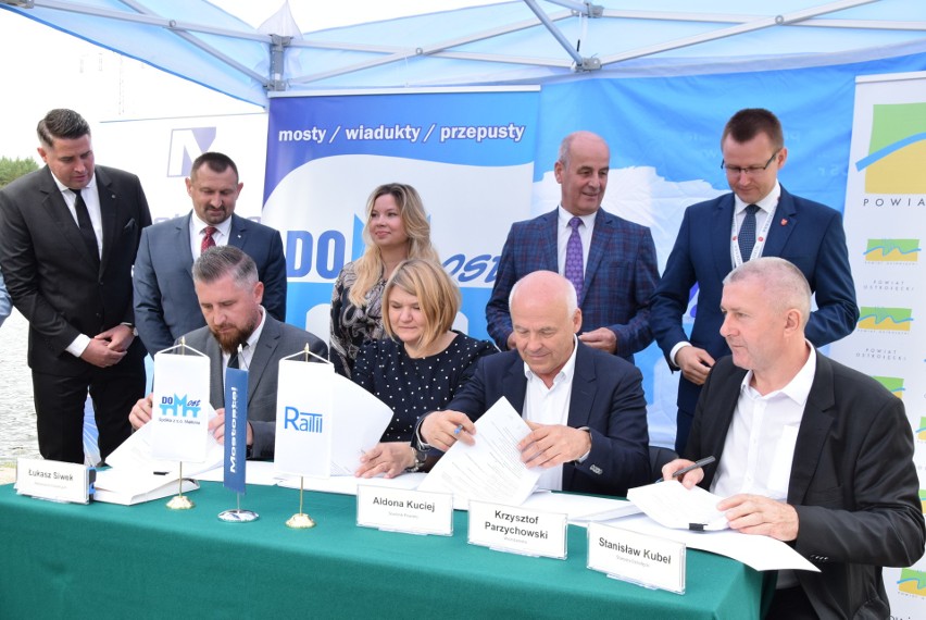 Most w Teodorowie. 1.08.2023 przedstawiciele powiatu ostrołęckiego podpisali umowę z wykonawcą inwestycji