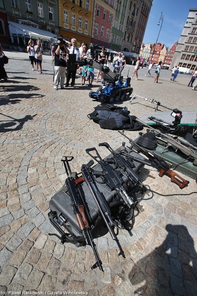 Święto Policji we Wrocławiu. W Rynku pokaz antyterrorystów (ZDJĘCIA, FILM)