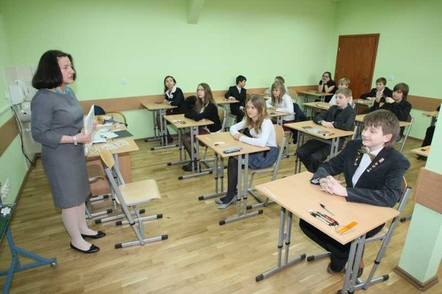 Iwona Marynowska, dyrektorka I Zespołu Szkół Społecznych imienia Mikołaja Reja w Kielcach, tłumaczy uczniom, jak powinni wypełnić arkusz.