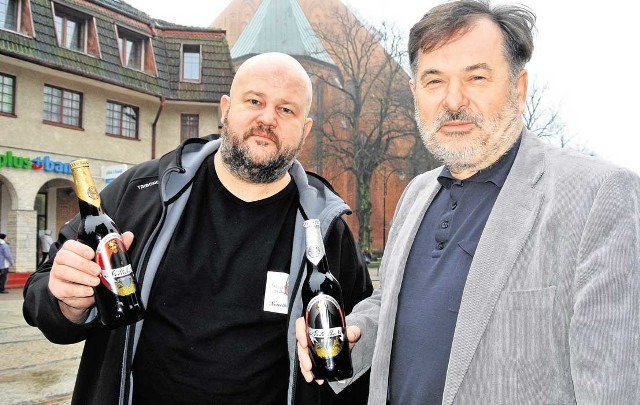 Krzysztof Jędrzejczak i Andrzej Koprowski z butelkami Nettelbecka. Trunek kupimy od lutego