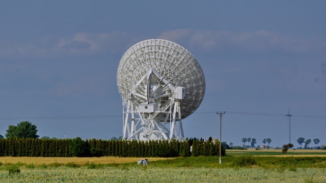 Na północ od kompleksu leśnego znajduje się Centrum Astronomii UMK z charakterystycznymi wielkimi radioteleskopami