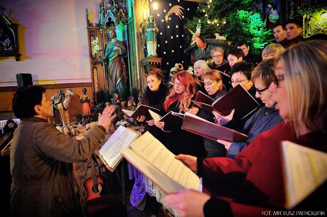 Piotr Lukosik oraz Miejski Chór Olensis pod batutą Kariny Duch wystąpili w koncercie w zabytkowej kaplicy św. Franciszka w Oleśnie. Koncert zgromadził tłumy, ponieważ był to niecodzienny występ w niezwykłym miejscu. Kaplica św. Franciszka to jedyna ocalała część XIX-wiecznego starego szpitala w Oleśnie. Została ocalona i jest remontowana dzięki wolontariuszom ze Stowarzyszenia Miłośników Kaplicy. Sama kaplica pochodzi z 1909 roku, kiedy rozbudowywano oleski szpital.Zabytkową świątynią opiekuje się Stowarzyszenie Miłośników Kaplicy na czele z Maksymilianem Antkowiakiem. Świątynię mieszczącą się przy Wielkim Przedmieściu w Oleśnie można będzie także zwiedzić w najbliższy piątek, w Święto Trzech Króli. W tym dniu można będzie obejrzeć najstarszą szopkę bożonarodzeniową w Oleśnie. W stajence w kaplicy św. Franciszka jest 38 figur z 1909 roku, odrestaurowanych przez Stowarzyszenie Miłośników Kaplicy.