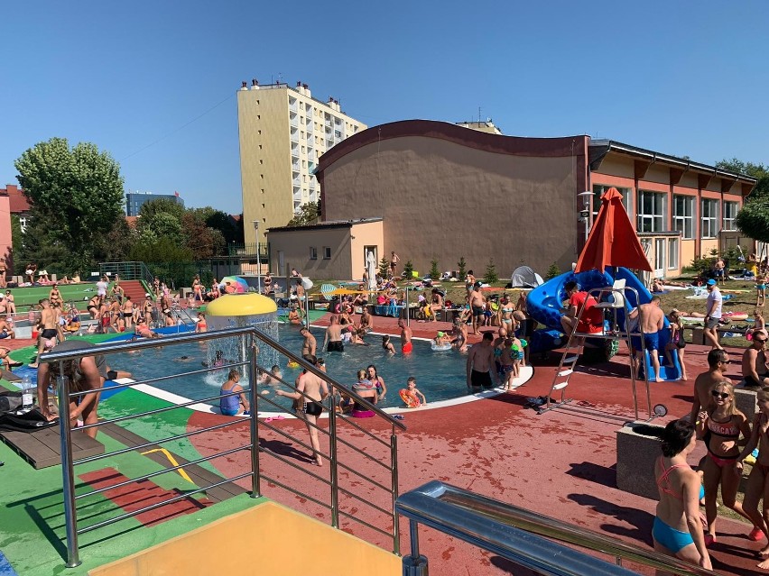 Piękna pogoda przyciągnęła w niedzielę mieszkańców Rzeszowa na otwarte baseny ROSiR [ZDJĘCIA]