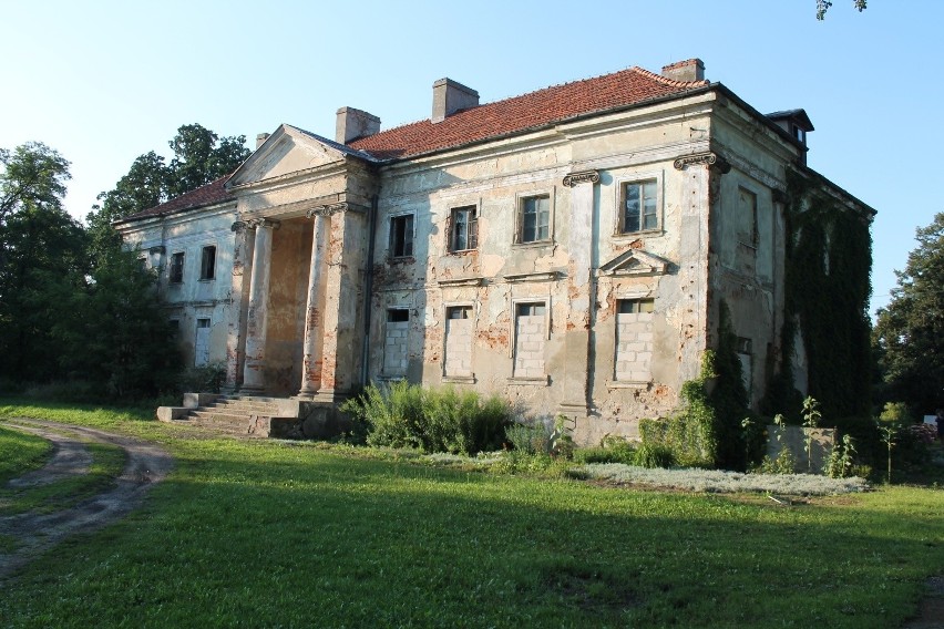 Pałac w Nawrze jest od lat opuszczoną ruiną.