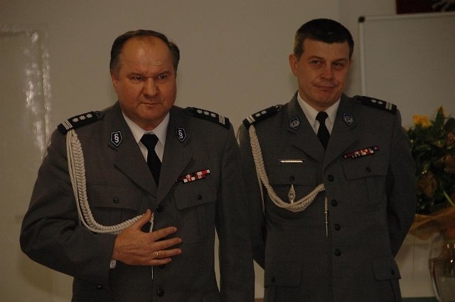 Insp. Mirosław Zwada, dotychczasowy komendant Powiatowej Komendy Policji w Bielsku Podlaskim (z lewej) podziękował wszystkim za współpracę