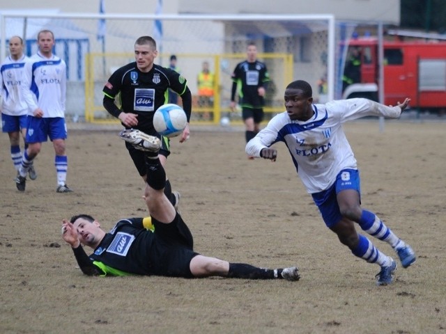 Charles Nwaogu (biała koszulka) strzelił Sandecji pierwszego gola.